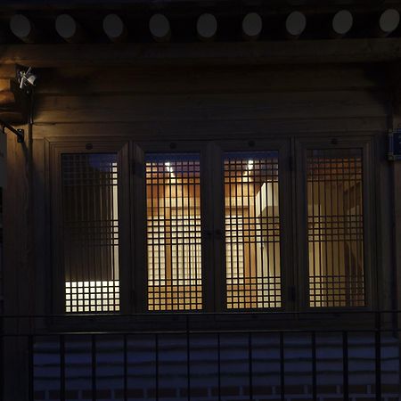 The Korean Traditional Hanok In Downtown Seoul For Convenient Public Transportation - Seoul Ari Kültér fotó